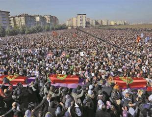 Crowds at PKK funeral as bosses join peace chorus