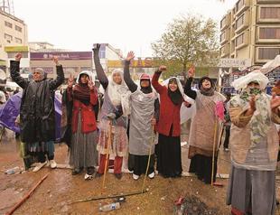 Pakistani gov’t sits at table with cleric