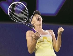Sharapova sends warning to Serena