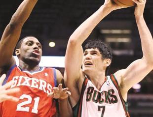 Ersan İlyasova leads Milwaukee past 76ers