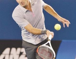 Federer into Murray clash as Serena slumps