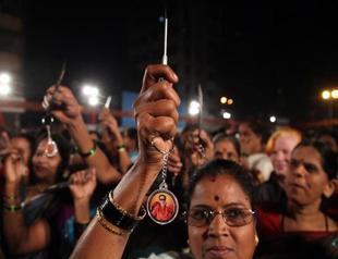 Amid rape fears, Indian party gives knives to women