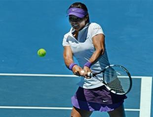 Li storms into final against controversial Azarenka
