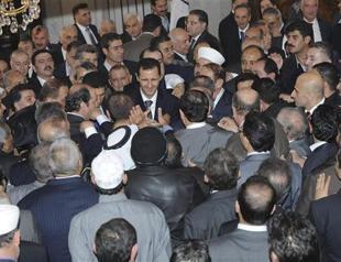 Assad joins Damascus prayers, army bombards Homs