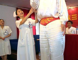 World’s tallest woman dies in China at age 39