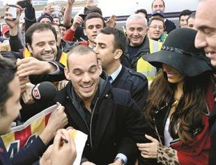 Highly anticipated Sneijder finally arrives in Istanbul