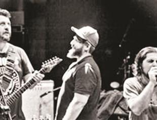 Asmalı Showcase sings at Babylon stage