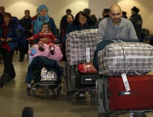 First Russians return to Moscow after fleeing Syria