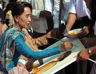Suu Kyi hopeful on ending Myanmar presidency ban