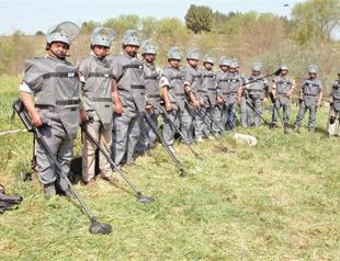 Mined area in Syria border promises oil