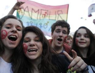 Tens of thousands gather to back gay marriage in Paris