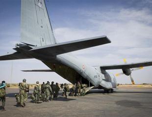 French-led troops ring Timbuktu, Islamists burn manuscripts