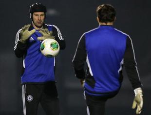 Chelseas Cech sidelined in Turkey game with broken finger