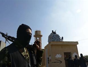 Syria rebels seize strategic town as toll hits 40,000