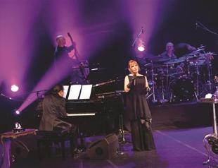 Sezen Aksu sings for Meral Okay