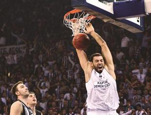 Beşiktaş fans forced to choose between basketball and football