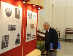 Sinly yours: India displays rare Gandhi letters