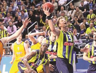 Fenerbahçe builds momentum with win in Greece
