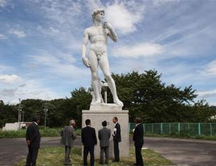 Japan town demands pants for Michelangelos David