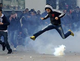 Police fire tear gas at Tunis protesters