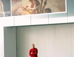 Woman vandalises Louvres Liberty painting