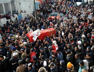 Clashes as tens of thousands mourn Tunisia politician