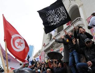 Islamists rally in Tunis as PM Jebali threatens to resign