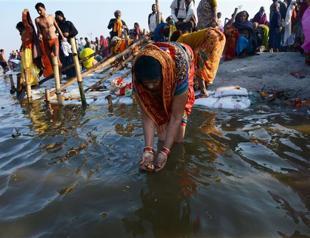 Millions of Hindus bathe in Ganges to cleanse sins
