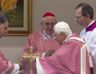 Pope prays for the families after US school massacre