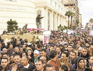 Egypt security, protesters clash at presidents palace