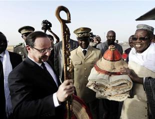 Hollande arrives in Mali to push for African takeover