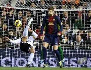 Messi gives Barcelona 1-1 draw at Valencia