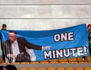 Spectators try and rile Israeli hockey team with Erdoğan portrait