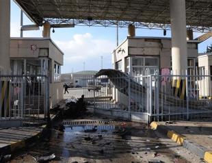 Explosion at Turkish-Syrian border gate kills 14, police search two suspects