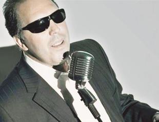 Fatih Erkoç takes the stage