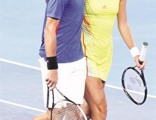 Djokovic dodges injury as Serbia thrash