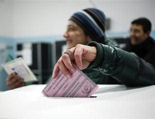 Euro weakens in Asia after Italy vote