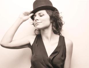 Şenay Lambaoğlu sings at Salon