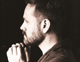 Valgeir performs in Istanbul