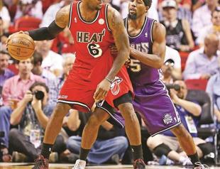 Heat win 12th straight with 40 points by James