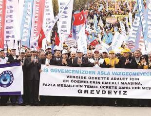 Public workers unions march against decree