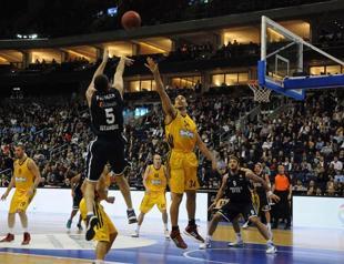 Farmar, Erden lead Anadolu Efes to big road win against Alba Berlin