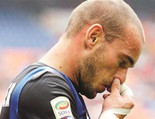 Annoyed Sneijder to take his time mulling offers