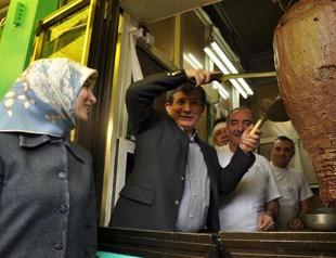 Davutoğlu faces protest while slicing kebaps in Bursa