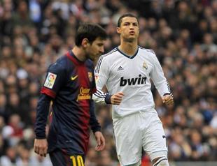 Ronaldo returns to United, Giggs hits 1,000 games