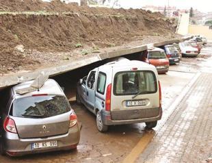 Heavy rain damages many cars, houses in Edremit