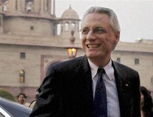 India alerts airports to stop Italian envoy leaving