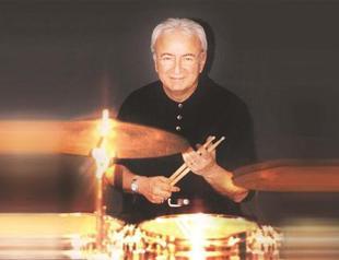 Turkish musician Gence takes the stage with friends