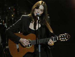 Carla Bruni takes her revenge on Hollande calling him penguin president