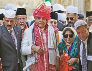 Pakistan government survives, makes history